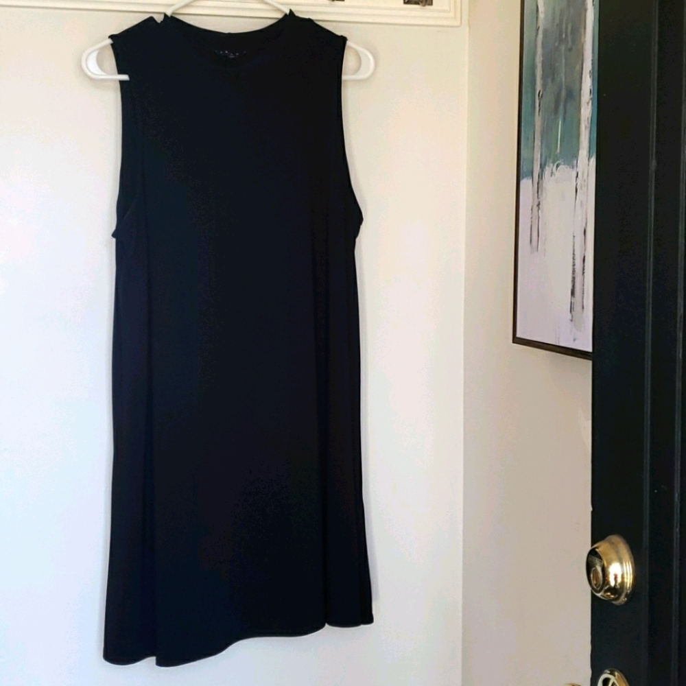 Black sleeveless dress